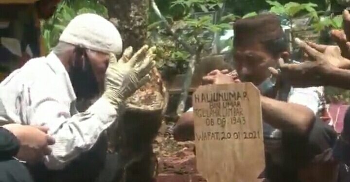 anak membongkar makam ayah negatif covid-19