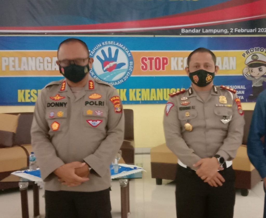 Direktur Lalulintas Polda Lampung Kombes Pol Donny Sabardi Halomoan Damanik (sebelah kiri) berikan keterangan pers Lampung terapkan tilang elektronik.