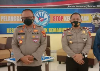 Direktur Lalulintas Polda Lampung Kombes Pol Donny Sabardi Halomoan Damanik (sebelah kiri) berikan keterangan pers Lampung terapkan tilang elektronik.