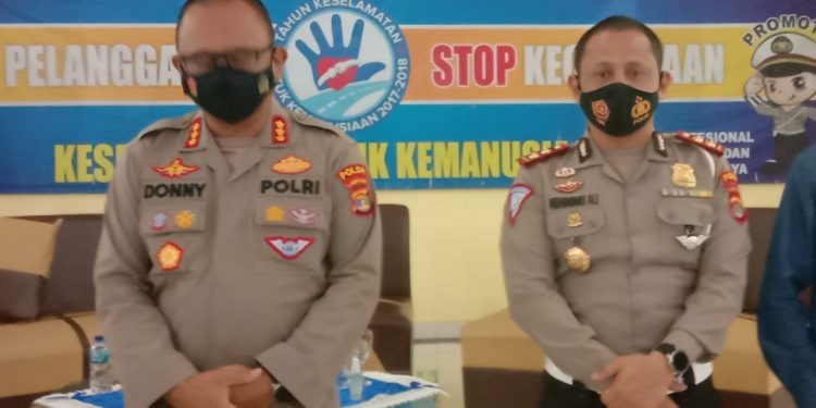 Direktur Lalulintas Polda Lampung Kombes Pol Donny Sabardi Halomoan Damanik (sebelah kiri) berikan keterangan pers Lampung terapkan tilang elektronik.