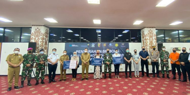 Sekda Provinsi Lampung Fahrizal Darminto Serahkan Santunan 3 Warga Lampung Korban SJ182