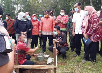 Bupati Nanang Letakkan Batu Pertama Rencana Pembangunan Kantor Desa Sabahbalau