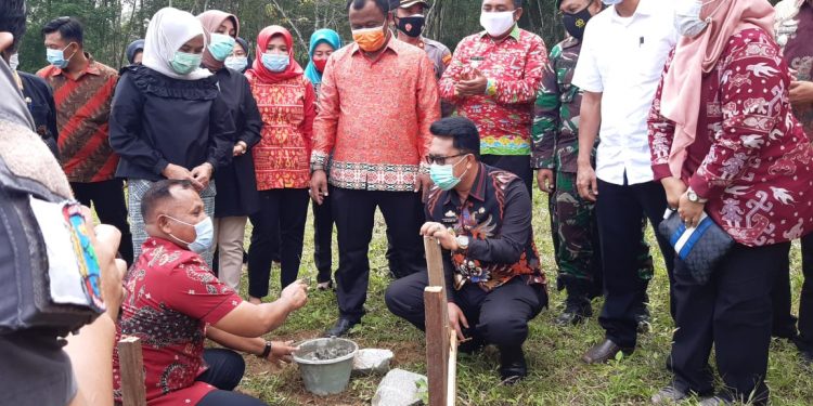 Bupati Nanang Letakkan Batu Pertama Rencana Pembangunan Kantor Desa Sabahbalau