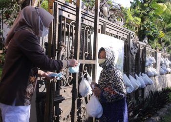 Ketua Tim Penggerak PKK Riana Arinal Bagikan Bantuan Bahan Makanan dan Masker di Bandar Lampung
