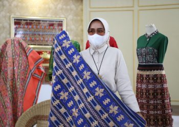 Ketua Dekranasda Riana Sari Arinal : Tenun Asal Tanggamus, Jadi Icon Lampung Craft 2021