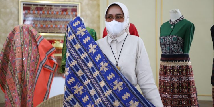 Ketua Dekranasda Riana Sari Arinal : Tenun Asal Tanggamus, Jadi Icon Lampung Craft 2021