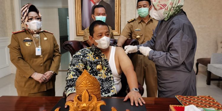 Terima Vaksin Covid-19 Lansia, Arinal : Harus Berpikir Sehat dan Berbadan Sehat