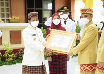 Herman HN Terima Penghargaan Bapak Pembangunan Kota Bandar Lampung