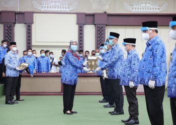 Wagub Chusnunia Serahkan Surat Pelaksana Harian Bupati/Walikota kepada 8 Sekda Kabupaten/Kota