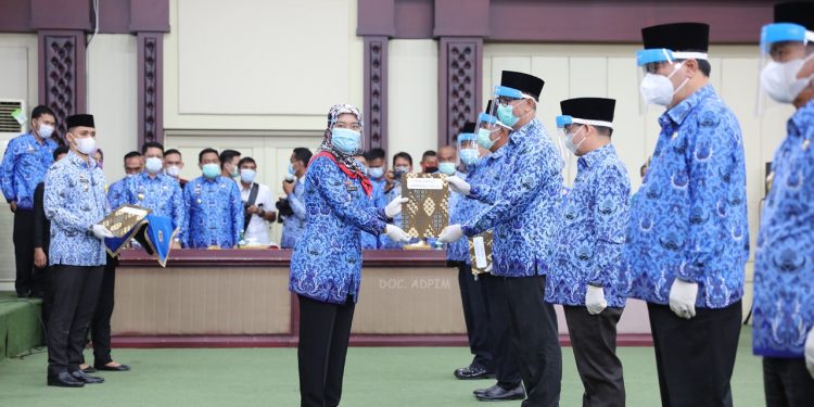 Wagub Chusnunia Serahkan Surat Pelaksana Harian Bupati/Walikota kepada 8 Sekda Kabupaten/Kota