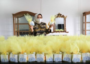 Jumat Barokah, Riana Sari Arinal Bagikan Minuman Sehat untuk Tenaga Medis Rumah Sakit