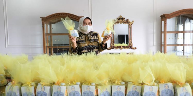 Jumat Barokah, Riana Sari Arinal Bagikan Minuman Sehat untuk Tenaga Medis Rumah Sakit