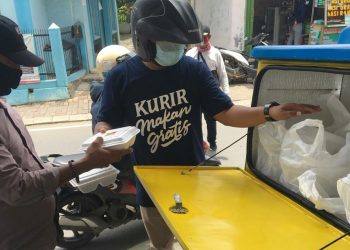Kurir Makan Siang Gratis Bagikan 100 Box Nasi ke Pemulung, Tukang Ojek, dan Tukang Becak