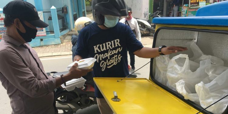 Kurir Makan Siang Gratis Bagikan 100 Box Nasi ke Pemulung, Tukang Ojek, dan Tukang Becak