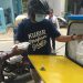 Kurir Makan Siang Gratis Bagikan 100 Box Nasi ke Pemulung, Tukang Ojek, dan Tukang Becak
