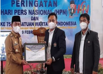 Bupati Lampung Utara Terima Penghargaan Tjindarboemi yakni Daerah Penataan Sektor Wisata Alam