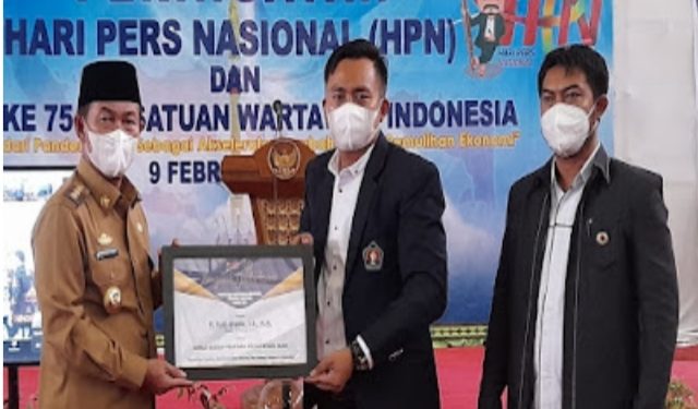 Bupati Lampung Utara Terima Penghargaan Tjindarboemi yakni Daerah Penataan Sektor Wisata Alam