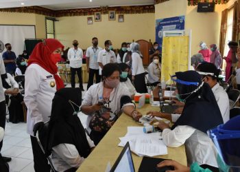 Wali Kota Eva Dwiana Tinjau Vaksinasi Guru dan Kepala Sekolah