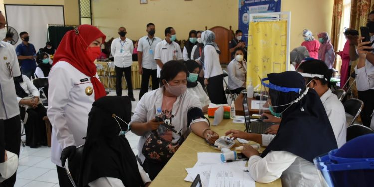 Wali Kota Eva Dwiana Tinjau Vaksinasi Guru dan Kepala Sekolah