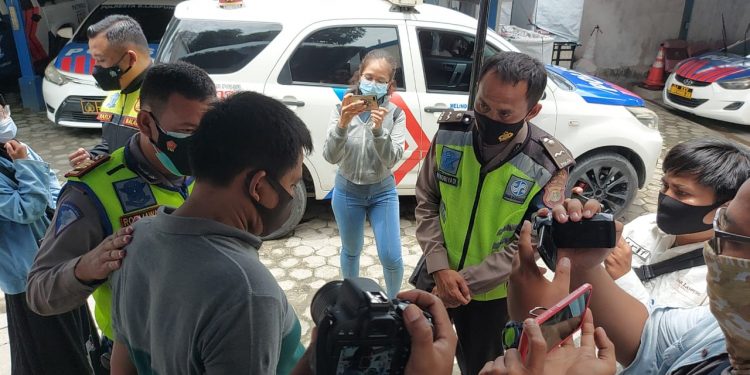 Polantas Tangkap Pengguna Narkoba usai Berkencan di Mobil