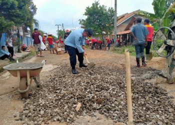 Lapas Kelas II Kotabumi bersama PWI Gotong Royong Perbaiki Jalan Rusak