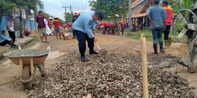 Lapas Kelas II Kotabumi bersama PWI Gotong Royong Perbaiki Jalan Rusak