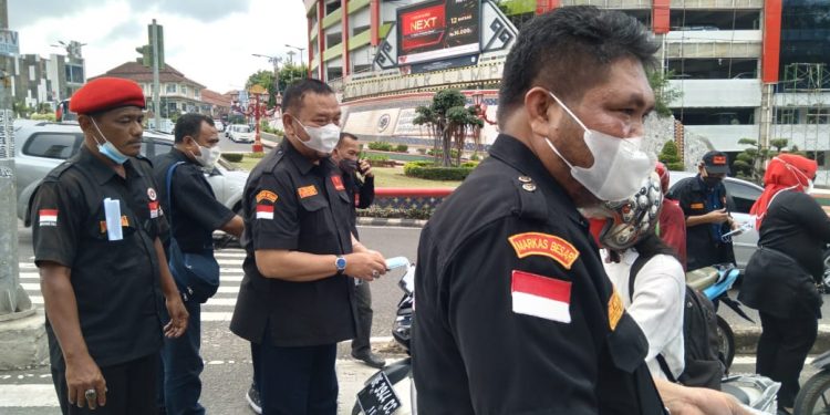 Peduli Pandemi Covid 19, LMPP Bagikan Ribuan Masker Kepada Pengendara