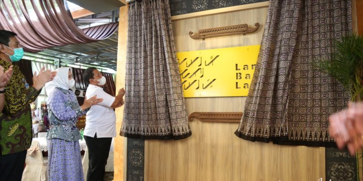 Gairahkan UMKM, Gubernur Arinal dan Ketua Dekranasda  Lakukan Grand Opening Lamban Batik Lampung