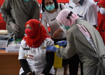 Eva Dwiana dan Deddy Amarullah Terima Suntik Vaksin Covid-19 Tahap Dua