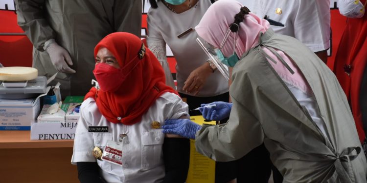 Eva Dwiana dan Deddy Amarullah Terima Suntik Vaksin Covid-19 Tahap Dua