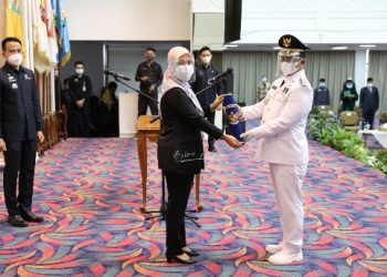 Wagub Chusnunia Chalim Lantik Penjabat Bupati Pesisir Barat Bambang Sumbogo