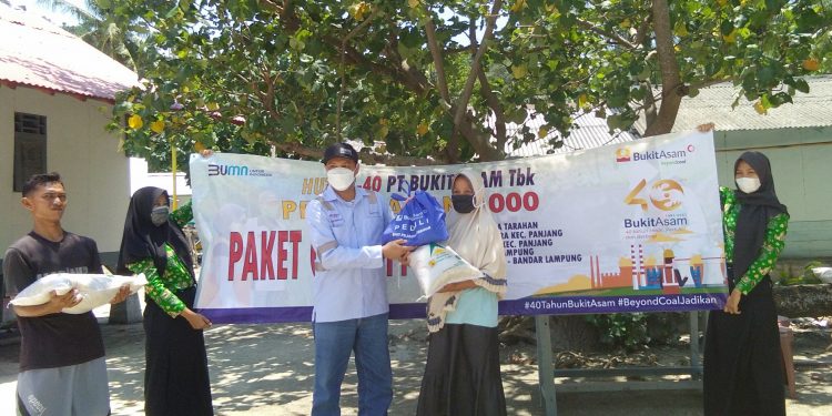 HUT ke-40, PTBA Bagikan 4.000 Paket Sembako ke Masyarakat Binaan