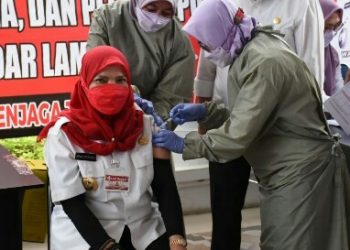 Wali Kota Eva Dwiana Terima Vaksin Covid-19 Dosis Kedua