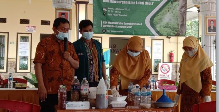 Dosen Unila Ajarkan Petani Wonodadi Membuat Pestisida Nabati dan MoL