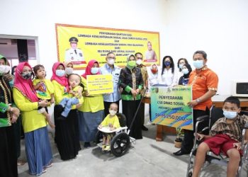 Riana Sari Arinal Serahkan Bantuan kepada Lembaga Kesejahteraan Sosial Anak Taman Surga
