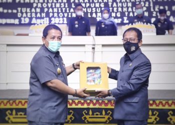 Gubernur Arinal Djunaidi Serahkan Dokumen LKPJ Kepala Daerah kepada Ketua DPRD Provinsi Lampung Mingrum Gumay