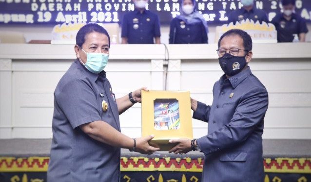 Gubernur Arinal Djunaidi Serahkan Dokumen LKPJ Kepala Daerah kepada Ketua DPRD Provinsi Lampung Mingrum Gumay