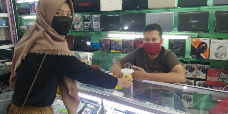 Maxim Transportasi-ACT Lampung Berbagi Takjil Ramadhan