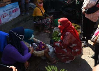 Eva Dwiana Bagikan Hand Sanitizer, Pedagang Pasar Pasir Gintung Nyatakan Selalu Pakai Masker