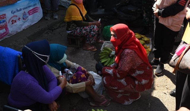 Eva Dwiana Bagikan Hand Sanitizer, Pedagang Pasar Pasir Gintung Nyatakan Selalu Pakai Masker