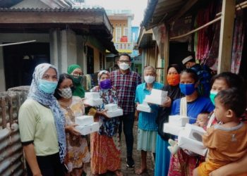 Tampung Aspirasi , Nifsu Apriatna Bagikan Takjil ke Warga Tanjung Raman Bumiwaras