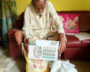 Menyambut Ramadhan, ACT bersama MT Al Ikhlas Babussalam bagikan Paket Sembako Untuk Lansia dan Pasien Sakit