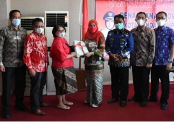 Walikota Eva Dwiana Terima 50 Sertifikat Lahan Fasum dari BPN