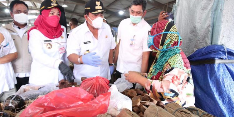 Gubernur  Arinal Djunaidi dan Walikota Eva Dwiana Sidak Prokes di Pasar Pasir Gintung