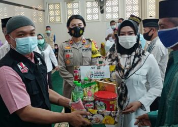 Bupati Tanggamus-ACT Bagikan Paket Pangan kepada Mualaf Tanggamus