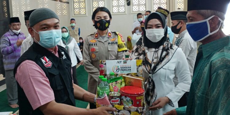 Bupati Tanggamus-ACT Bagikan Paket Pangan kepada Mualaf Tanggamus