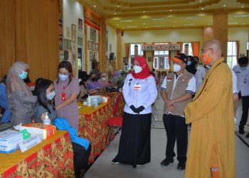 Walikota Eva Dwiana Tinjau Pelaksanaan Vaksinasi Mahasiswa dan Dosen Sekolah Tinggi Agama Buddha