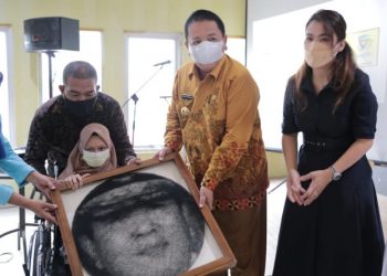 Gubernur Arinal Tersentuh Terima Lukisan String Art dari Penyandang Disabilitas
