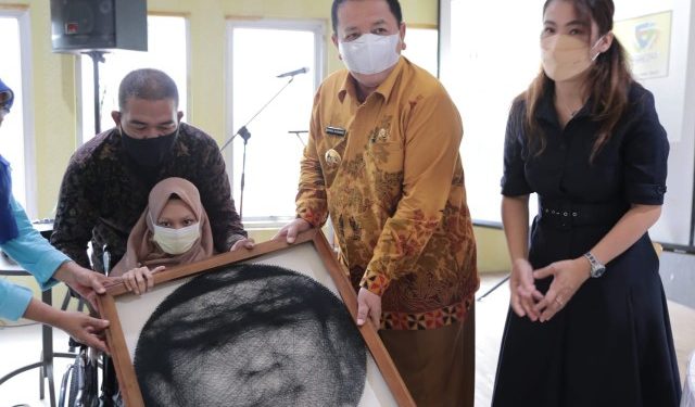 Gubernur Arinal Tersentuh Terima Lukisan String Art dari Penyandang Disabilitas