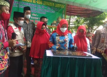 Walikota Eva Dwiana Resmikan Masjid Ornamen Lampung